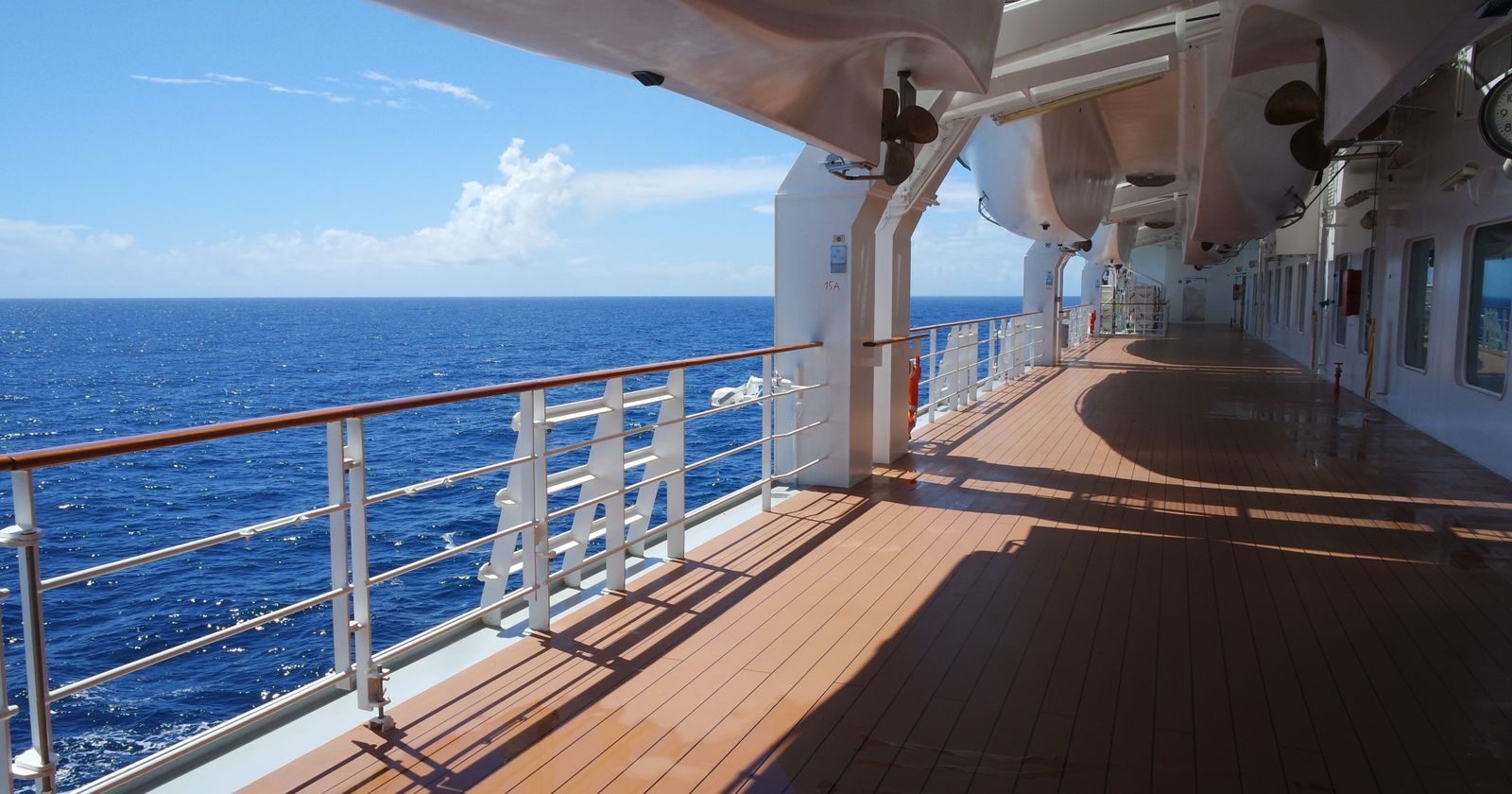 Pont extérieur d'un navire de croisière avec chaloupes de sauvetage et vue sur l'océan
