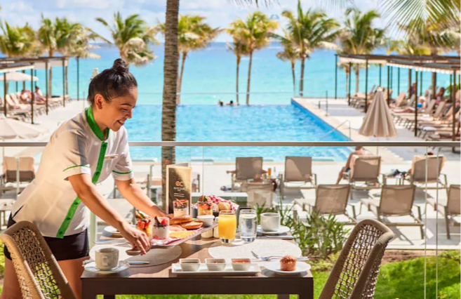 Riu Palace Kukulkan Zone Hôtelière de Cancun au Mexique Boulevard Kukulkan Petit-Déjeuner en terrasse extérieure avec vue piscine