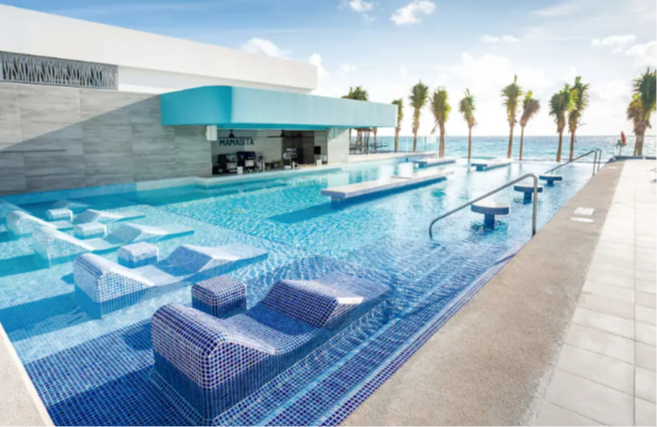Riu Palace Kukulkan Zone Hôtelière de Cancun au Mexique Boulevard Kukulkan piscine avec bar immergé et vue sur la mer