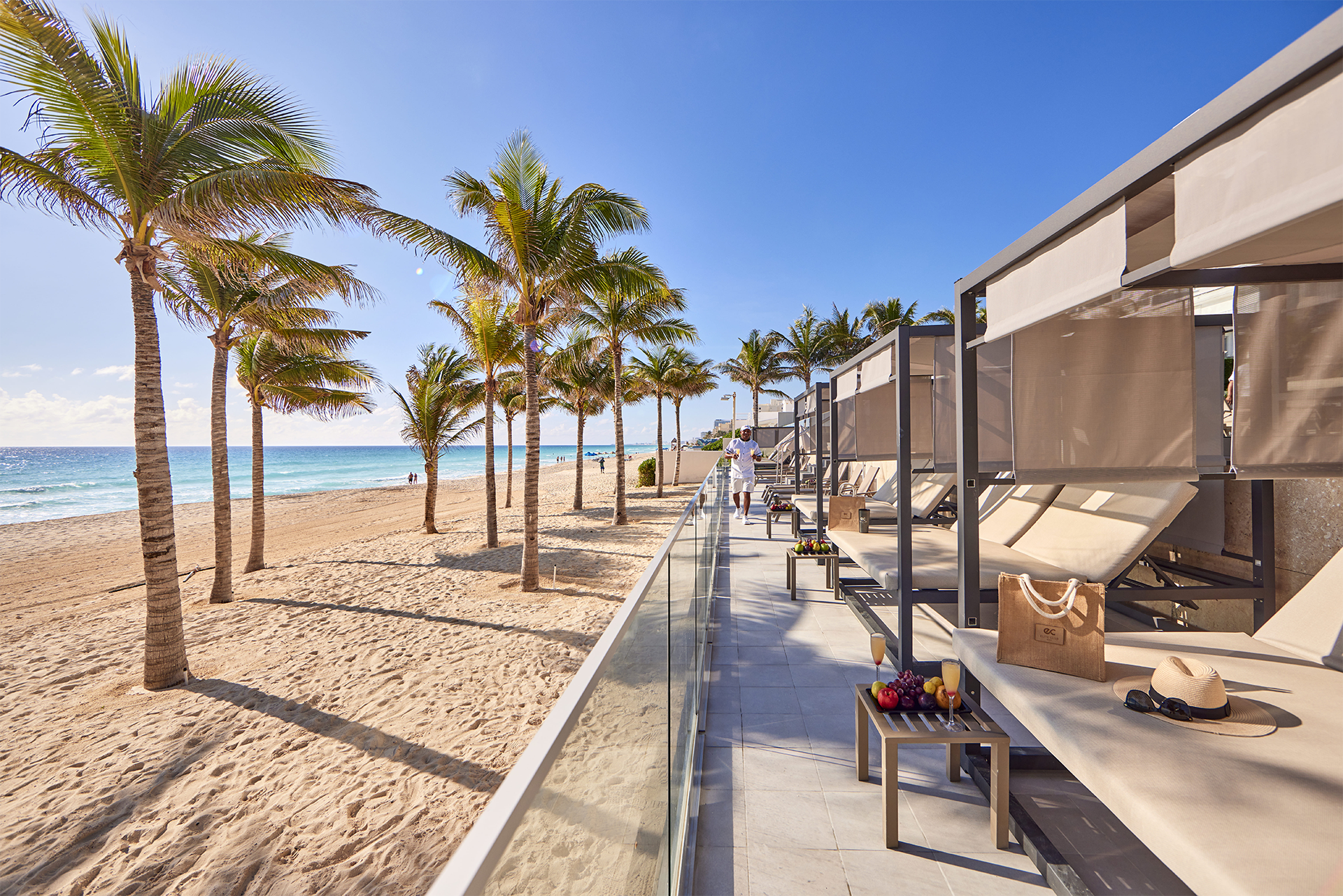 Riu Palace Kukulkan Zone Hôtelière de Cancun au Mexique Boulevard Kukulkan cabanas sur la plage avec palmiers et vue sur la mer