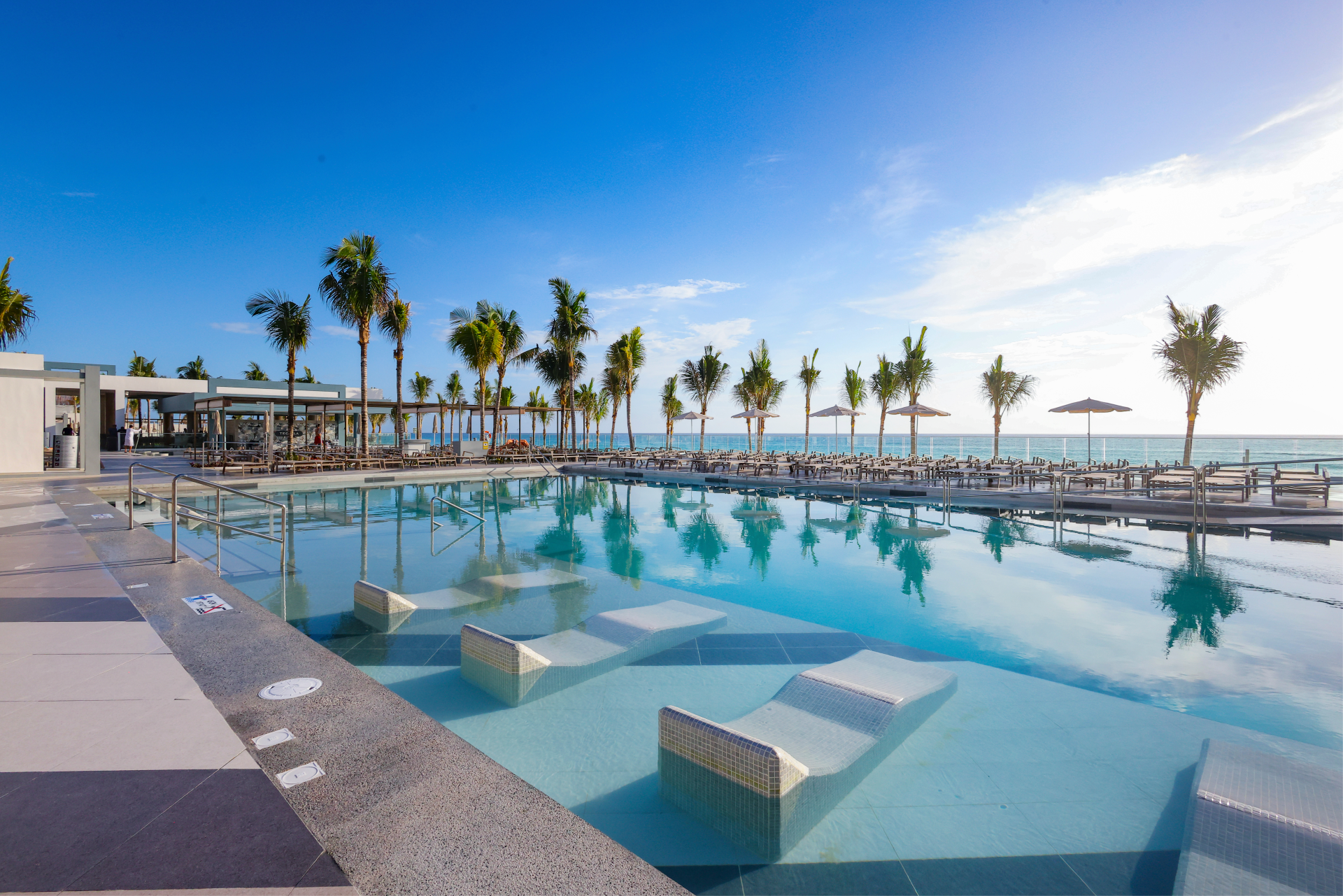 Piscine de luxe au Riu Ventura, Cancun avec Voyages Aquaterra Piscine de luxe au Riu Ventura, Cancun avec Voyages Aquaterra