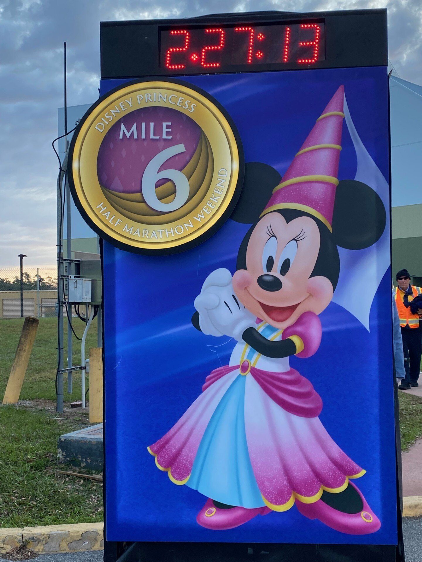 Borne du mille 6 et horloge de course affichant 2 h 27 pendant la demi-marathon Disney Princess