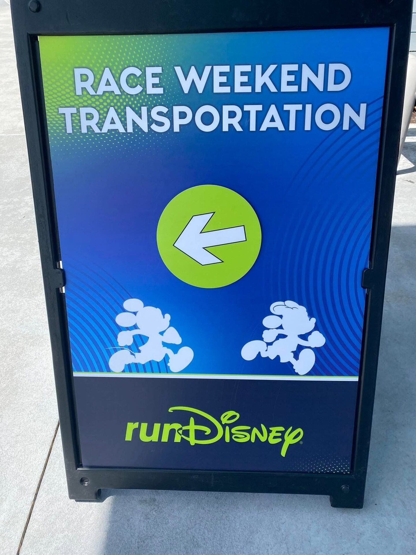 Pancarte indiquant la navette de la fin de semaine de course runDisney à Walt Disney World