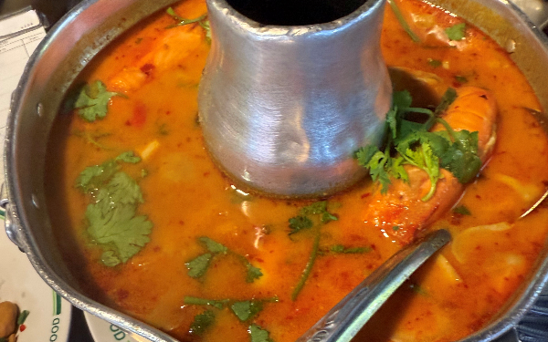 Soupe Tom Yum servi dans le quartier chinois de Bangkok undefined