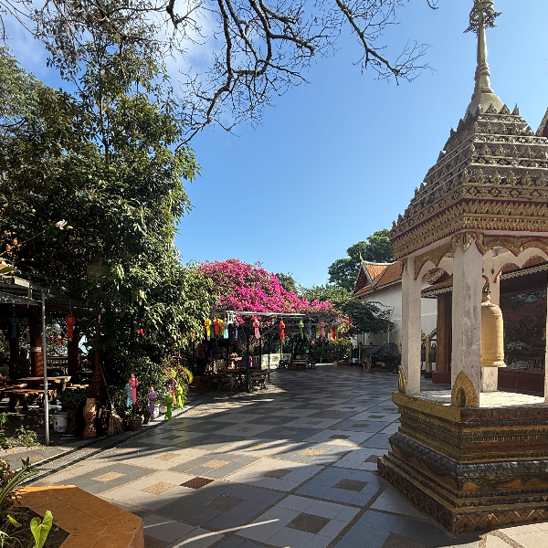 Terrasse au haut du Temple Wat Phra That Doi Suthep undefined