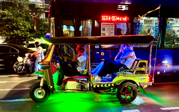Tuk-Tuk la nuit dans Bangkok undefined