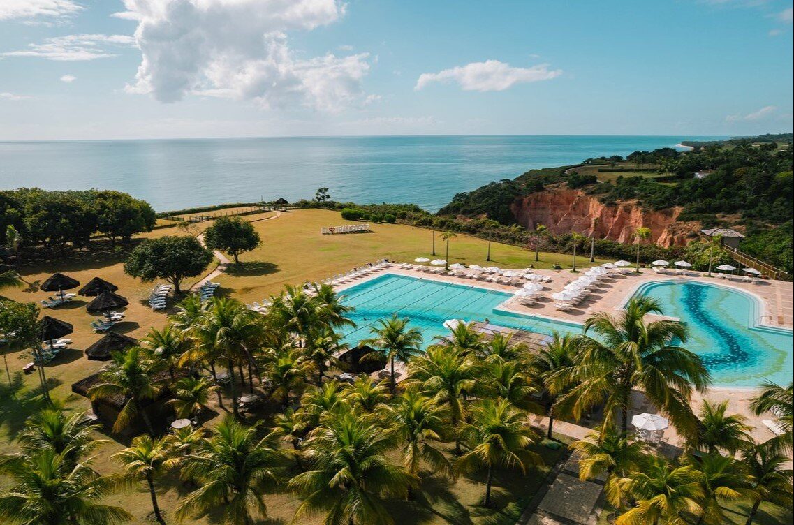 Piscine et palmiers face à l’océan au Club Med Trancoso Piscine et palmiers face à l’océan au Club Med Trancoso