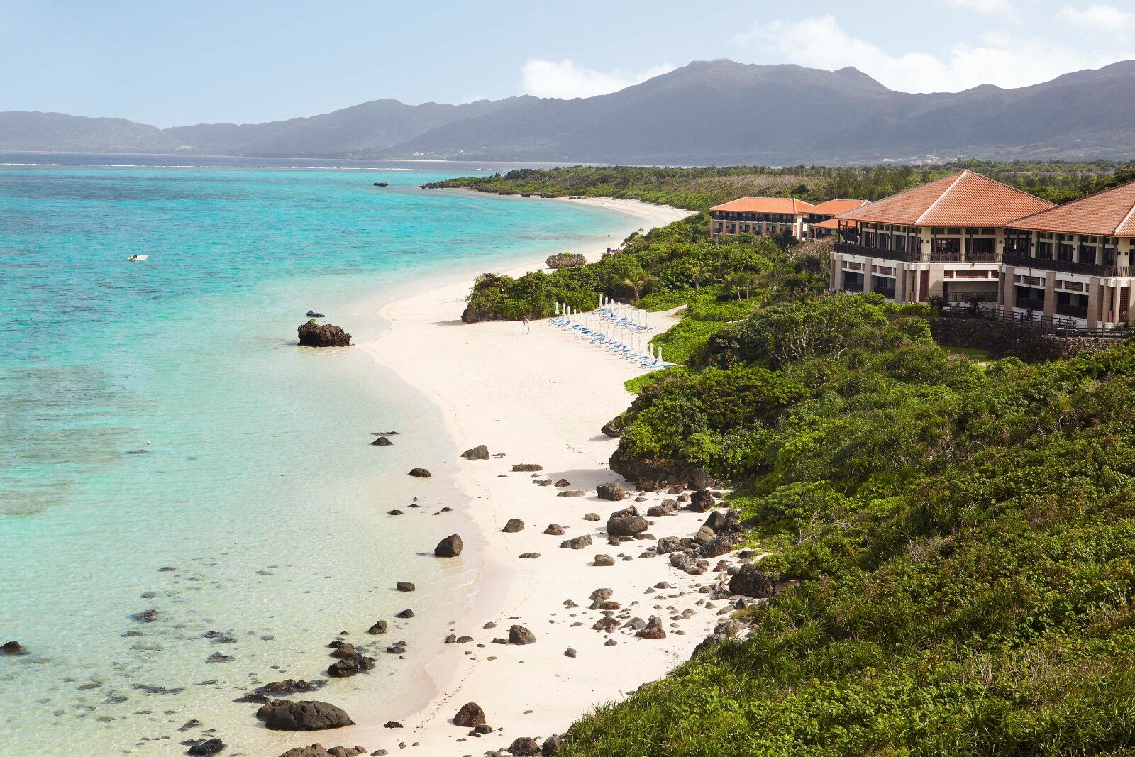 Plage de sable blanc devant un village Club Med en Asie