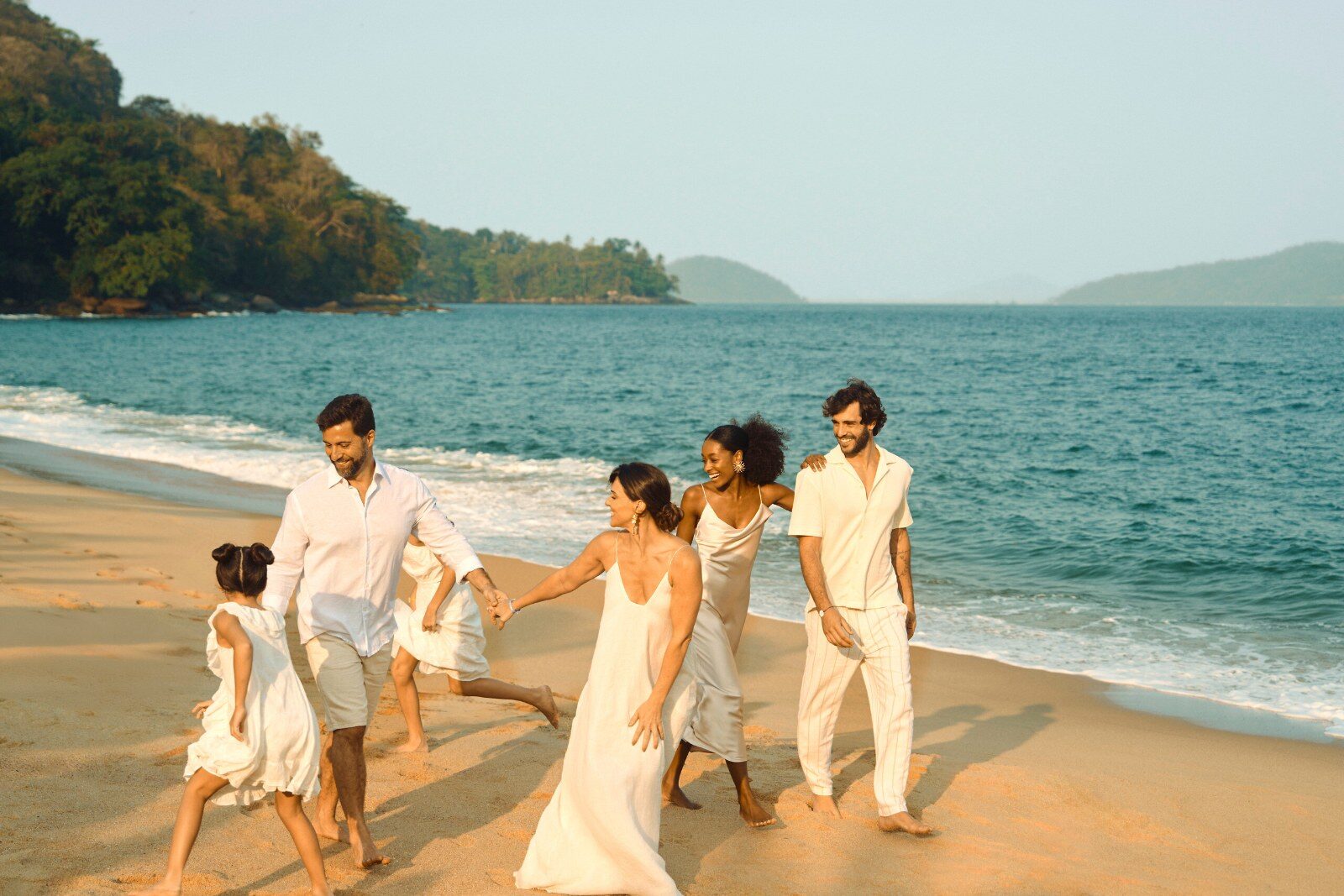 Famille qui marche sur une plage des Caraïbes Famille qui marche sur une plage des Caraïbes