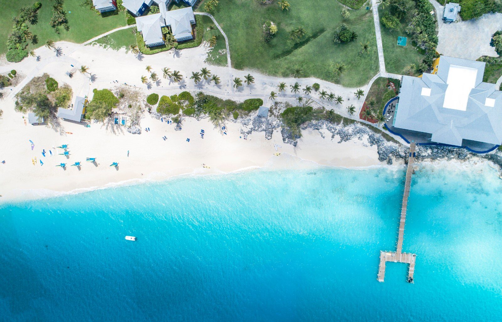 Plage de sable blanc et ponton vus du ciel dans les Caraïbes Plage de sable blanc et ponton vus du ciel dans les Caraïbes