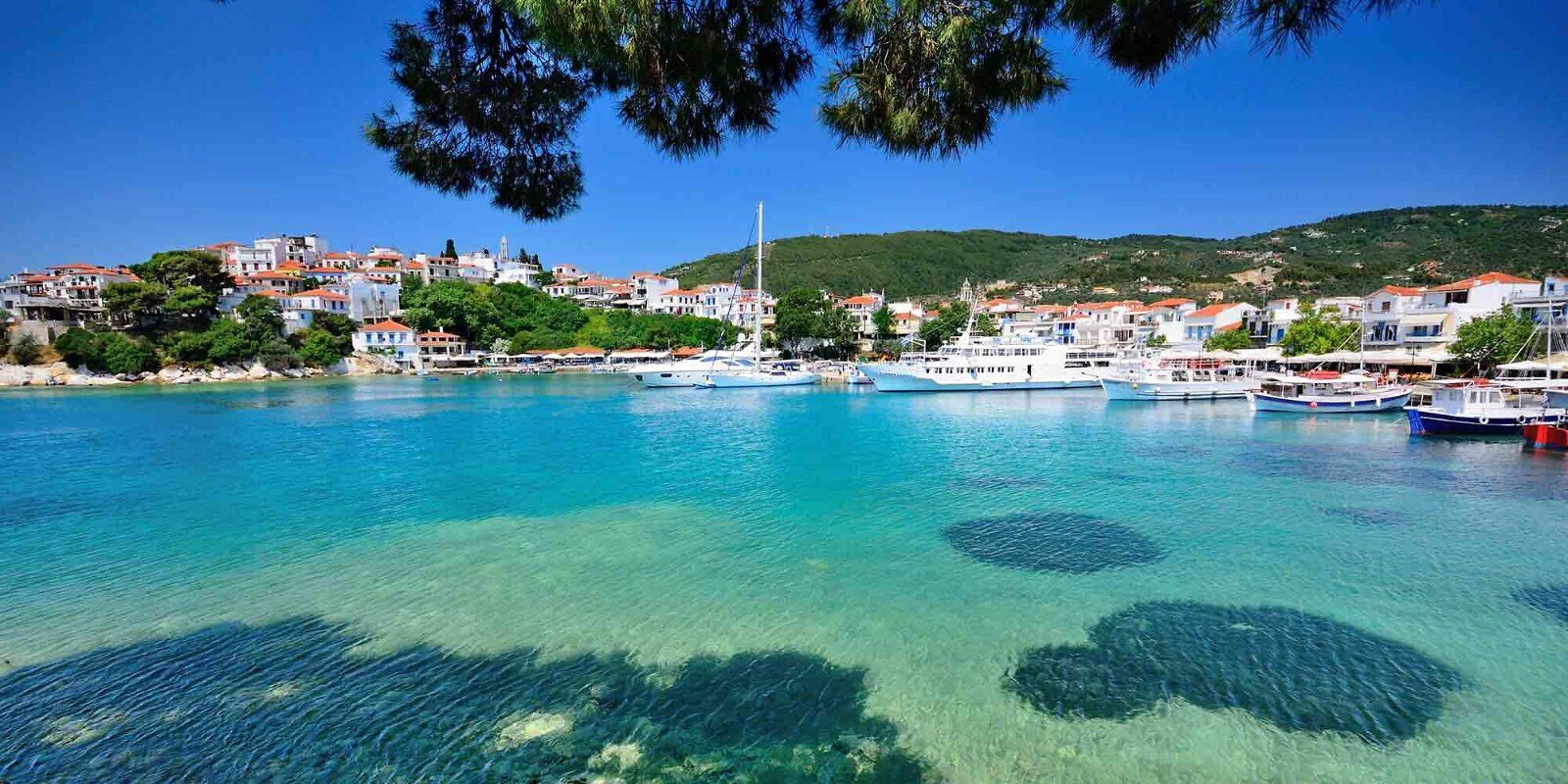 Port grec aux eaux turquoises entouré de collines Port grec aux eaux turquoises entouré de collines