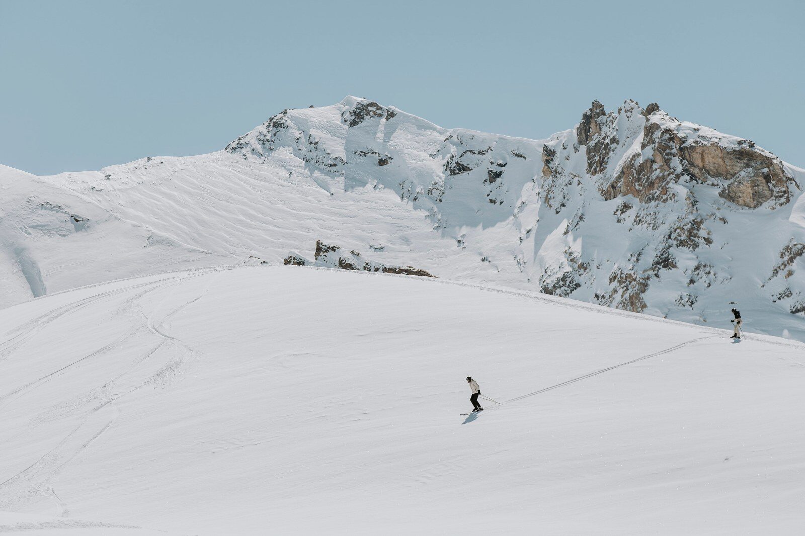 Domaine skiable de haute montagne sous le soleil