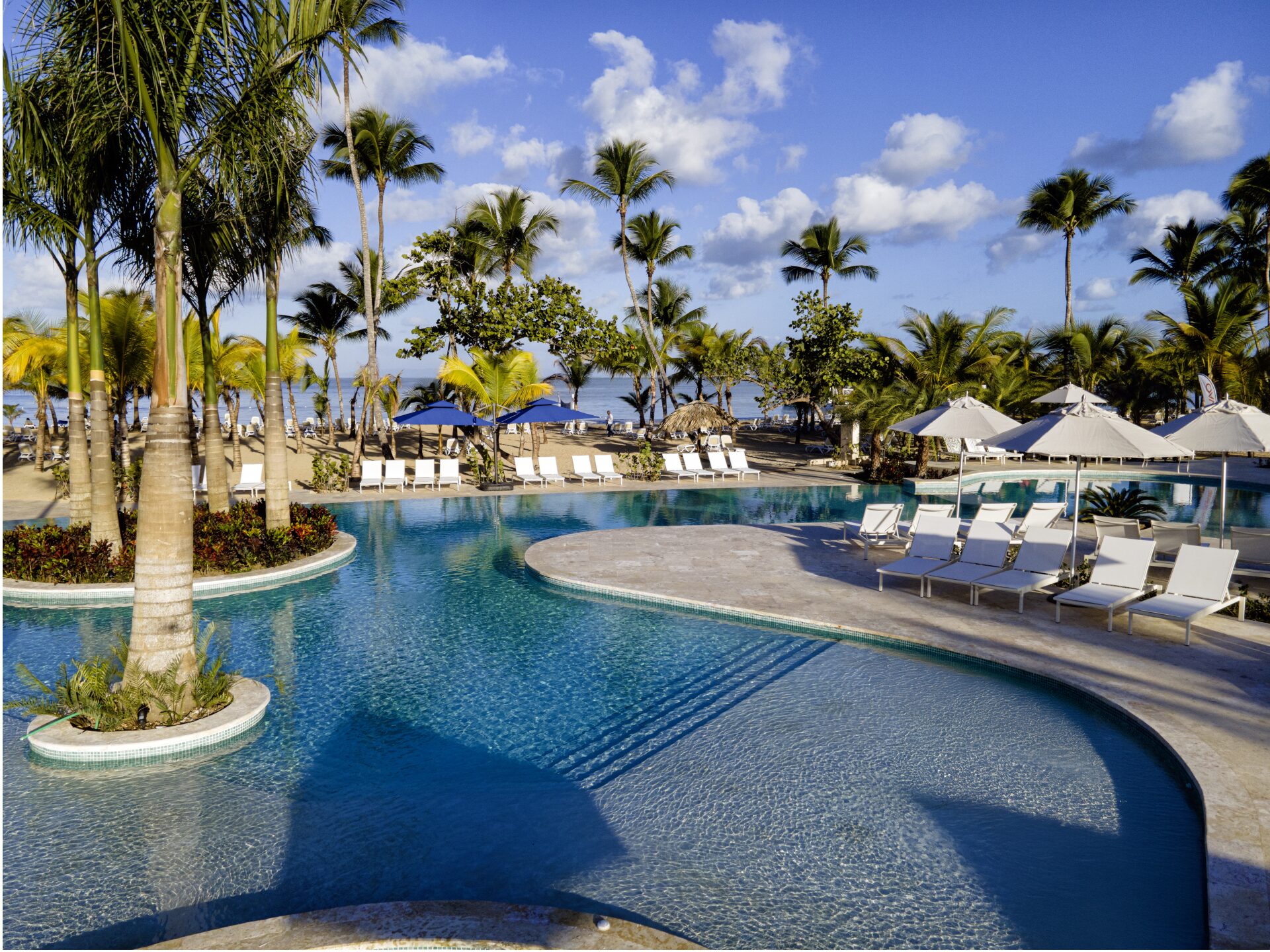 Piscine bleue au Viva Miches by Wyndham, Punta Cana avec Voyages Aquaterra
