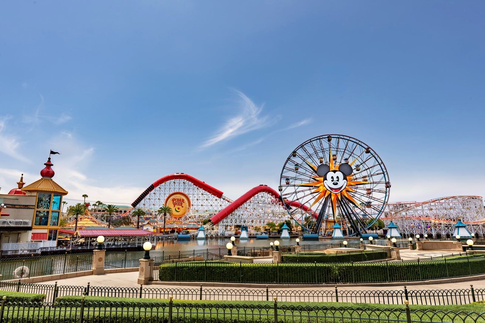 La jetée Pixar Pier et sa grande roue Pixar Pal-A-Round, au parc Disney California Adventure La jetée Pixar Pier et sa grande roue Pixar Pal-A-Round, au parc Disney California Adventure