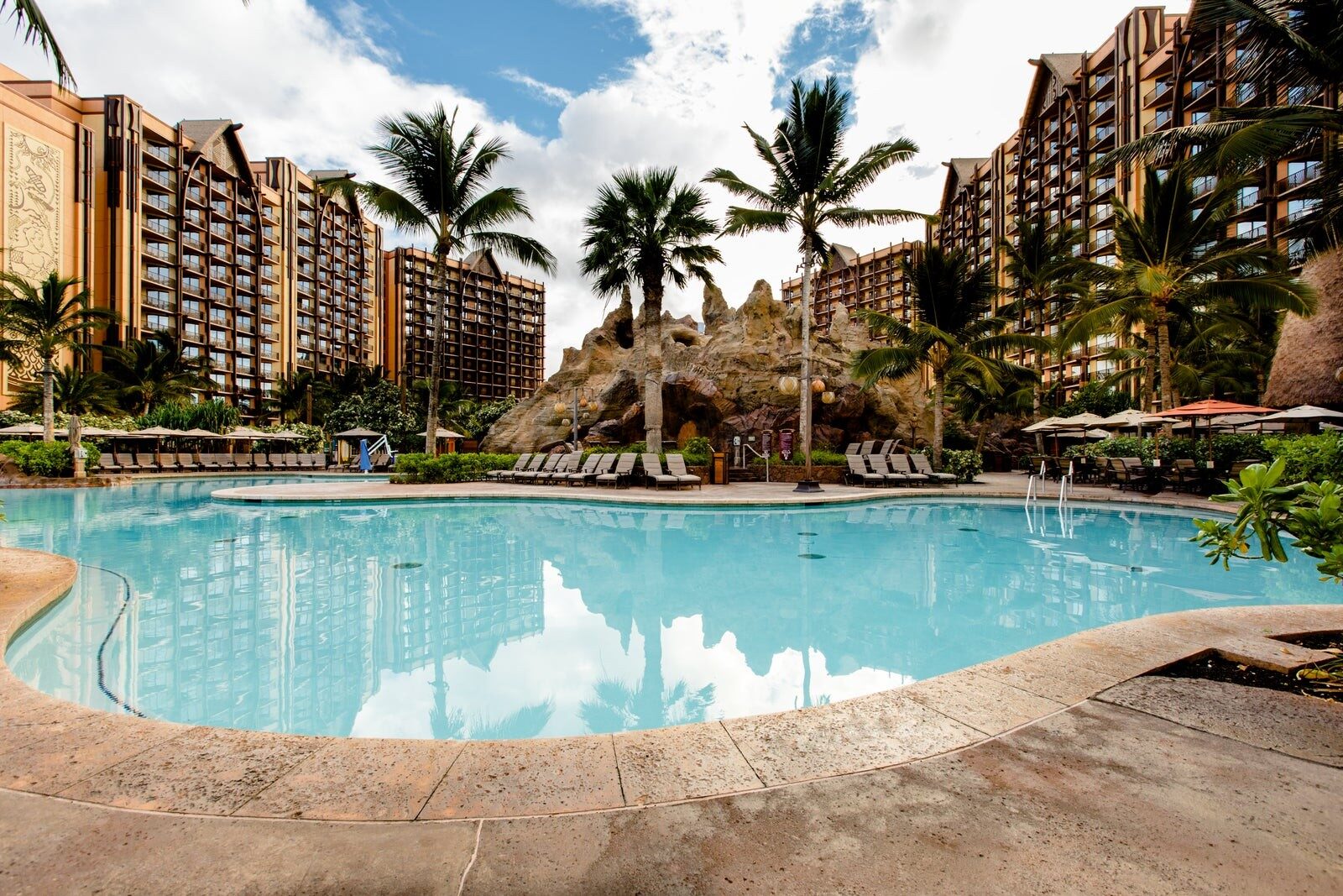 The main Waikolohe Valley pool in the sunshine at Aulani